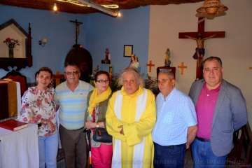 Un vecino echa un cable para la misa en Tecén (Foto Francisco J. Santana)